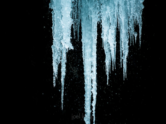 icicles-forming-in-a-waterfall-2_0