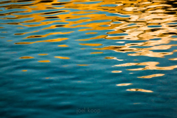 mountain-reflection-in-mt-lorette-ponds